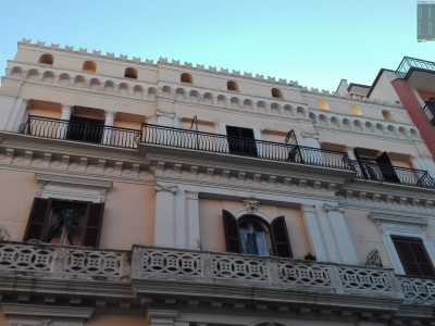 Foto 18. Siamo ormai arrivati alla fine del nostro viaggio. Ci troviamo su via Napoli e un ultimo stabile colpisce la nostra attenzione, qualcosa di completamente diverso da ci� che abbiamo visto fino ad ora: una vistosa abitazione rosa antico che sembra quasi un castello, con piccole torrette che spuntano, balconi in pietra spessa e un cornicione merlato 